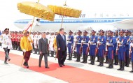 习近平抵达柬埔寨 西哈莫尼国王机场迎接