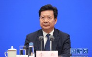 李群卸任