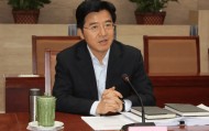 在教育部党组副书记、副部长等职上，杜玉波非法收受他人巨额财物