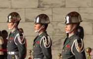 6名台军举五星红旗，拒为台独当炮灰，台媒：赖清德卫兵也要投诚